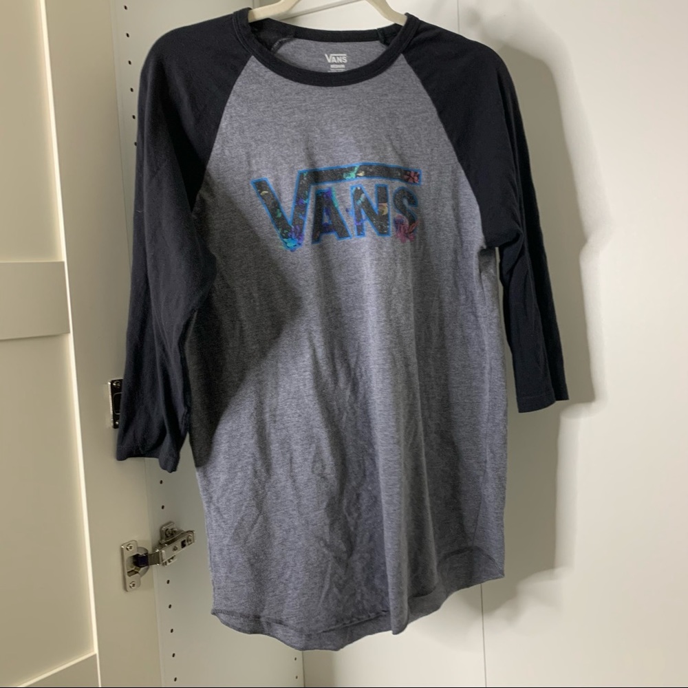 5/$25 Sale ☀️ Vans Babseball Tee with Abstract Print Logo